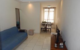 Espaçoso apto de 1 quarto na quadra da Praia